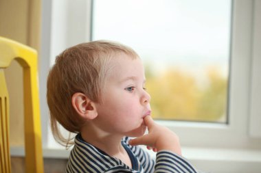 Komik bebek çocuk sarışın yalıyor parmak yoğurt ile