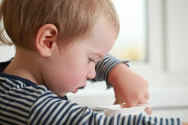 Komik bebek çocuk sarışın yalıyor parmak yoğurt ile