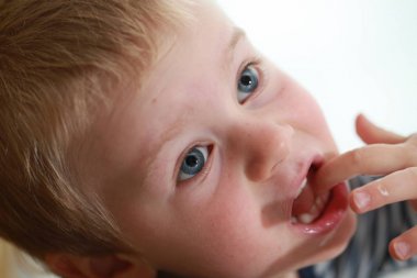 Komik bebek çocuk sarışın yalıyor parmak yoğurt ile