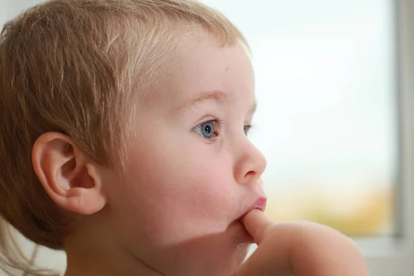 Divertente bambino ragazzo bionde lecca dito con yogurt — Foto Stock