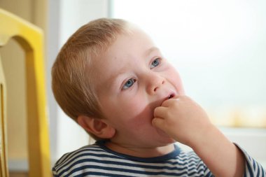 Komik bebek çocuk sarışın yalıyor parmak yoğurt ile