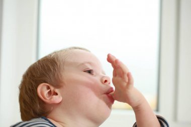 Komik bebek çocuk sarışın yalıyor parmak yoğurt ile