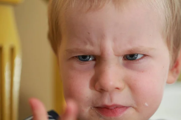 Engraçado Bebê Menino Loiras Lambe Dedo Com Iogurte — Fotografia de Stock