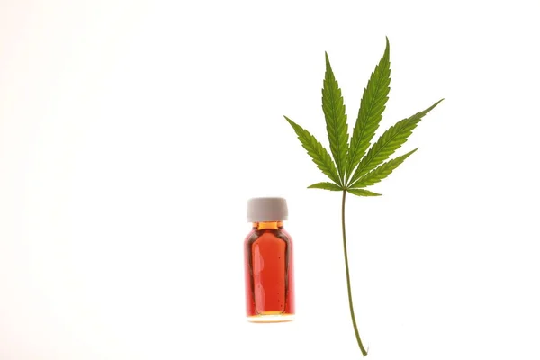 Cannabis y aceite de cáñamo en una botella — Foto de Stock