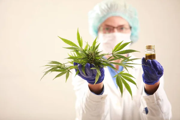 Ärztin mit einem Cannabisblatt und Öl. Alternative Medizin — Stockfoto