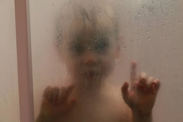 Baby Pod Prysznicem Szybą Kroplami — Zdjęcie stockowe