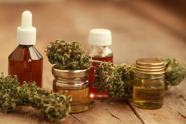 Hojas Verdes Cannabis Medicinal Con Aceite Extracto Sobre Una Mesa — Foto de Stock