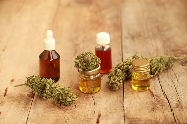 Hojas Verdes Cannabis Medicinal Con Aceite Extracto Sobre Una Mesa —  Fotos de Stock