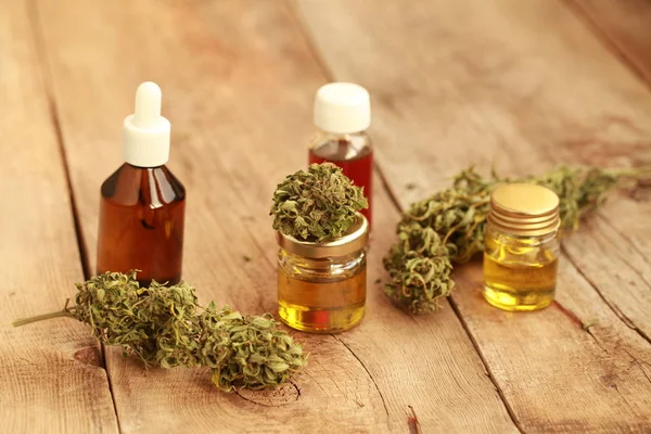 Hojas Verdes Cannabis Medicinal Con Aceite Extracto Sobre Una Mesa — Foto de Stock
