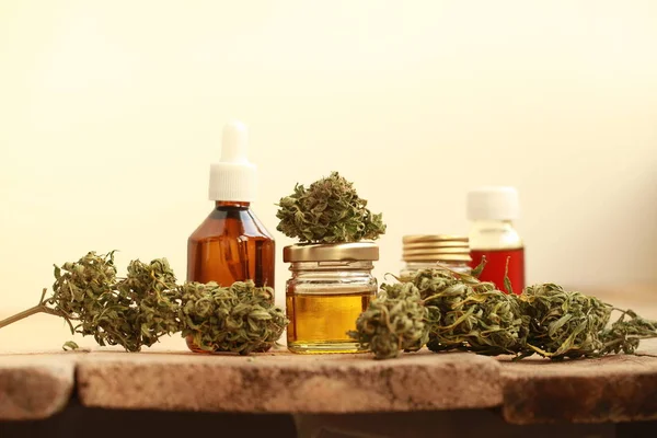 Medicina alternativa hojas verdes de cannabis medicinal con ext — Foto de Stock