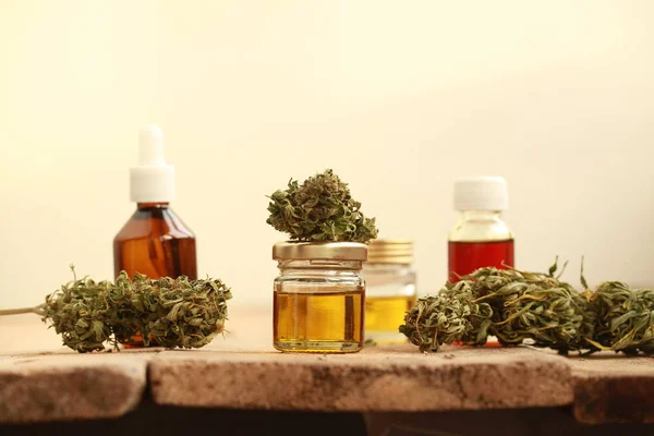 Medicina alternativa hojas verdes de cannabis medicinal con ext — Foto de Stock