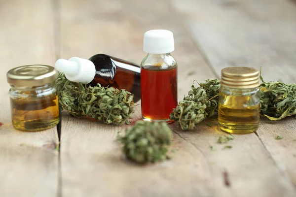 Medicina alternativa hojas verdes de cannabis medicinal con ext — Foto de Stock