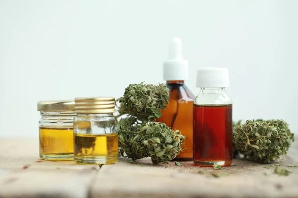 Medicina alternativa hojas verdes de cannabis medicinal con ext — Foto de Stock