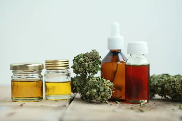 Medicina alternativa hojas verdes de cannabis medicinal con ext — Foto de Stock