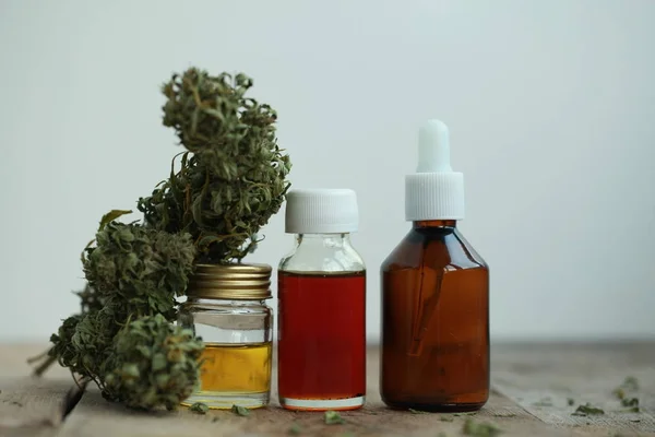 Medicina alternativa hojas verdes de cannabis medicinal con ext — Foto de Stock