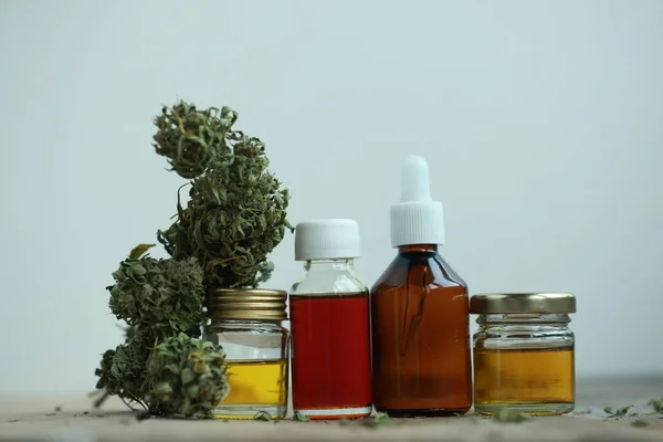 Medicina alternativa hojas verdes de cannabis medicinal con ext — Foto de Stock