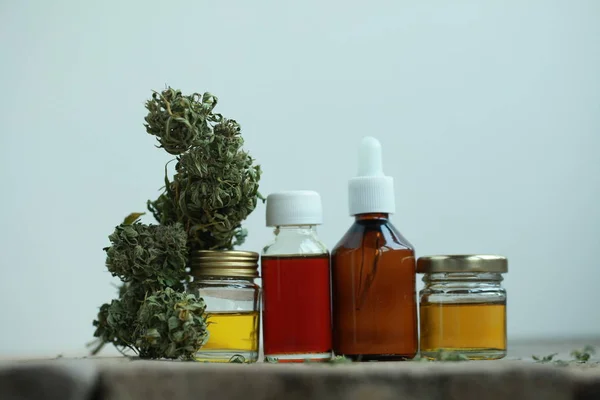 Medicina alternativa hojas verdes de cannabis medicinal con ext — Foto de Stock