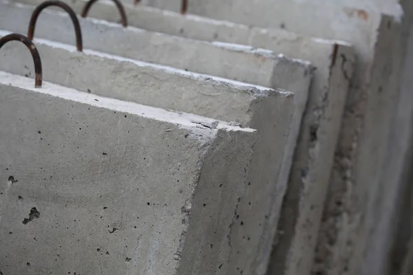 Пресс-формы для бетонных конструкций на заводе — стоковое фото