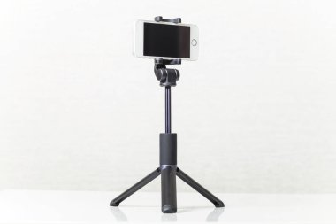 Smartphone bir tripod üzerinde