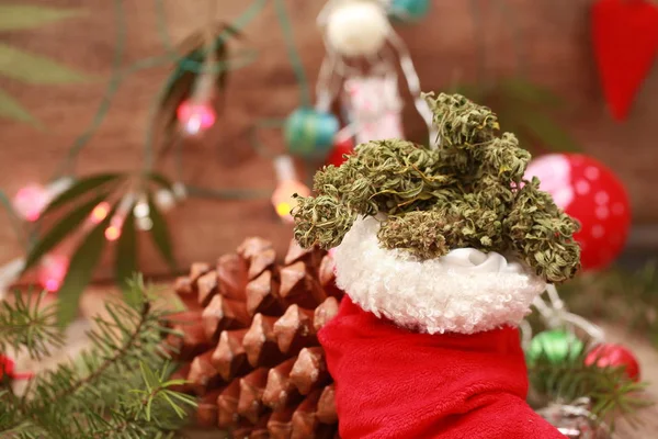 圣诞老人红色的圣诞帽与大麻 — 图库照片