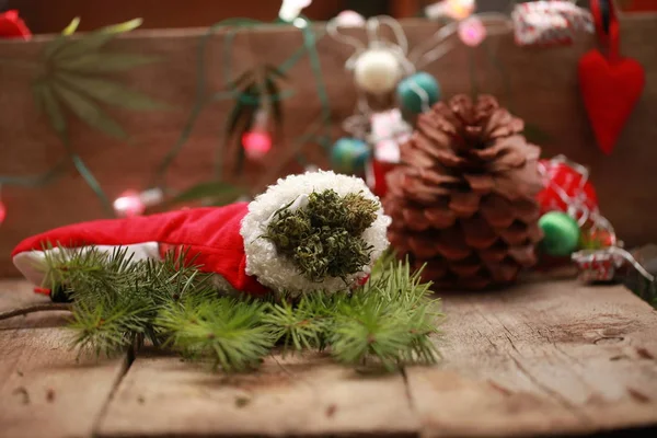 Cappello Natale Rosso Con Marijuana — Foto Stock