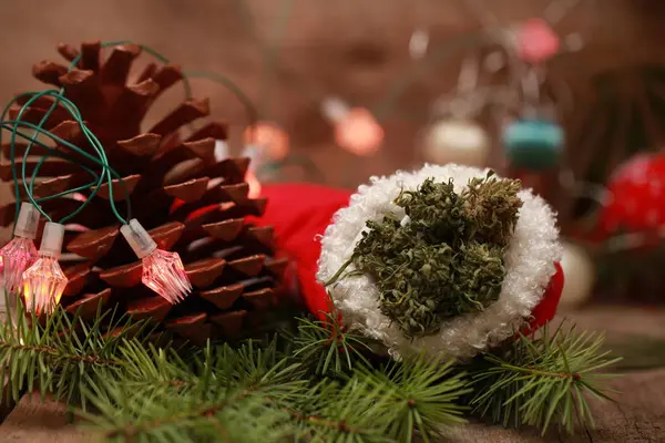 Stivale natalizio rosso con marijuana — Foto Stock