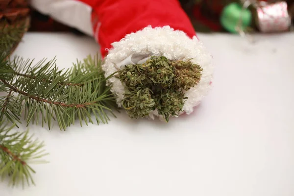 Santa bota de Natal vermelho com maconha — Fotografia de Stock