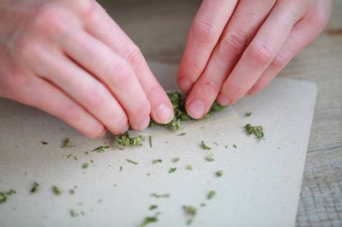 bir sigara esrar ile haddelenmiş