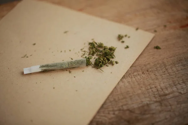 Rolou um cigarro com cannabis — Fotografia de Stock