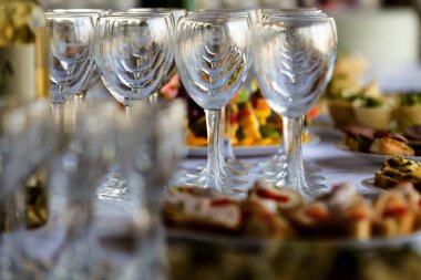 bir açık büfe masada meze şarap bardakları