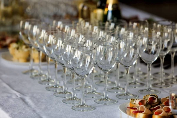 bir açık büfe masada meze şarap bardakları