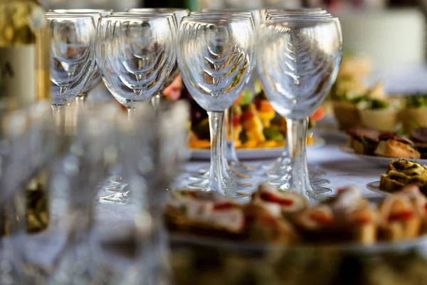 bir açık büfe masada meze şarap bardakları
