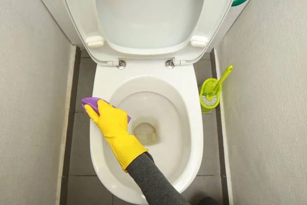 Hand Gelben Handschuhen Schmutz Toilettenwäsche — Stockfoto
