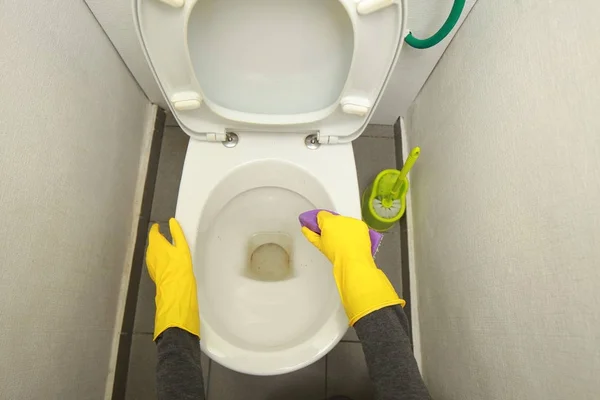 Hand Gele Handschoenen Vuil Toilet Wassen — Stockfoto