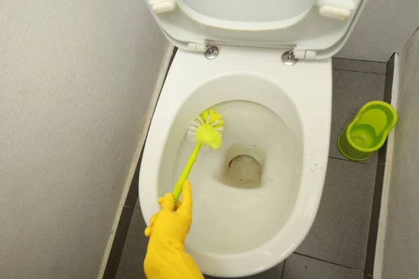 手在黄色手套污垢厕所洗涤 — 图库照片