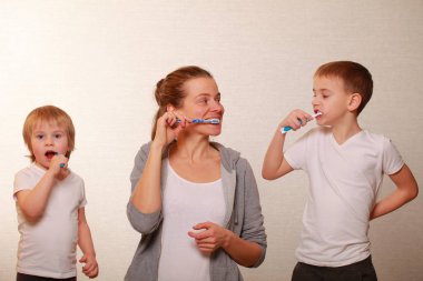 aile anne ve iki sarışın erkek dişlerini fırça