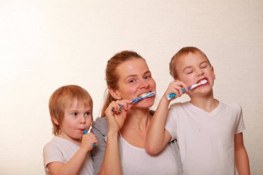 aile anne ve iki sarışın erkek dişlerini fırça