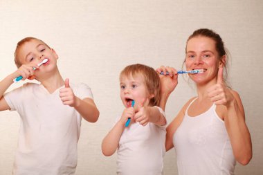 aile anne ve iki sarışın erkek dişlerini fırça