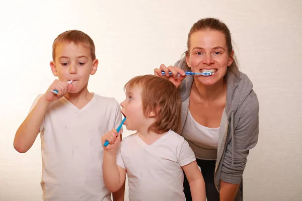 家庭妈妈和两个金发男孩刷牙 — 图库照片#