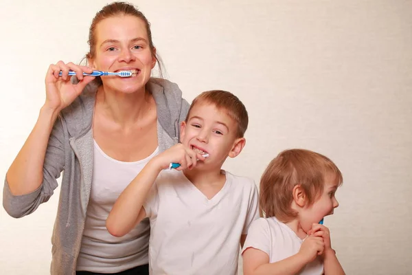 家庭妈妈和两个金发男孩刷牙 — 图库照片#