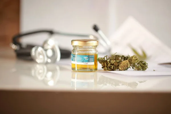 Cannabis, CBD olie, stethoscoop en recept — Stockfoto