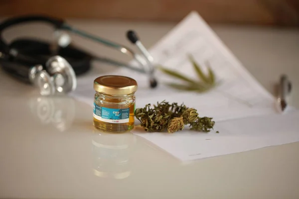 Cannabis, CBD olie, stethoscoop en recept — Stockfoto