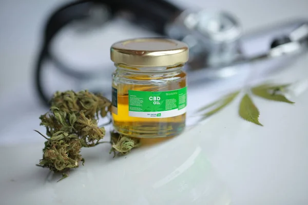 Cannabis, aceite de CBD, estetoscopio y receta — Foto de Stock