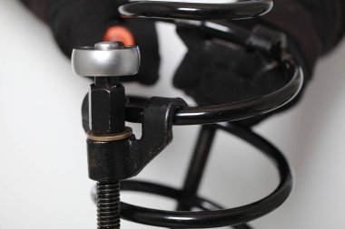 süspansiyon araba tamiri. darbe emici bahar değiştirme