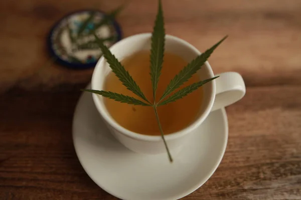 Cannabis thé tasse blanche — Photo