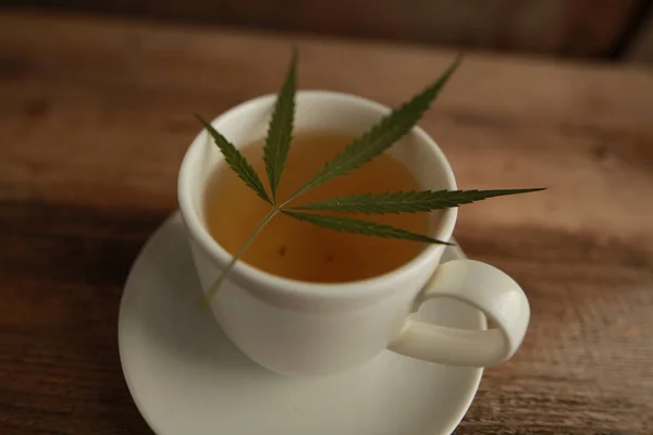 Cannabis Thé Tasse Blanche — Photo