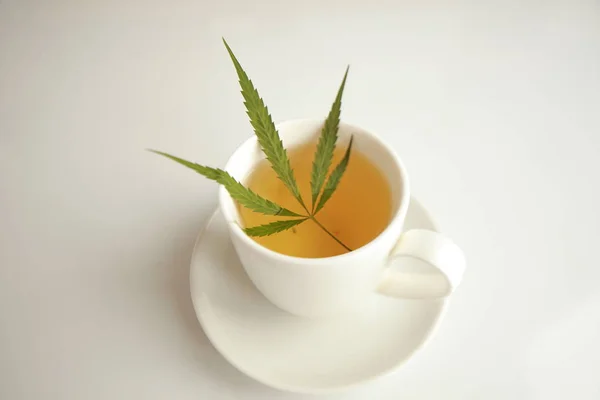 Esrar Beyaz Çay Bardağı — Stok fotoğraf