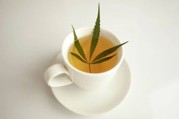 Té de cannabis taza blanca — Foto de Stock