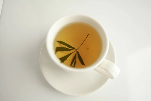 Cannabis Tee weiße Tasse — Stockfoto
