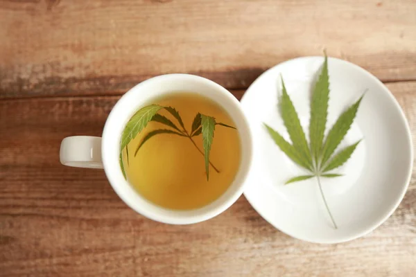 Cannabis thé tasse blanche — Photo